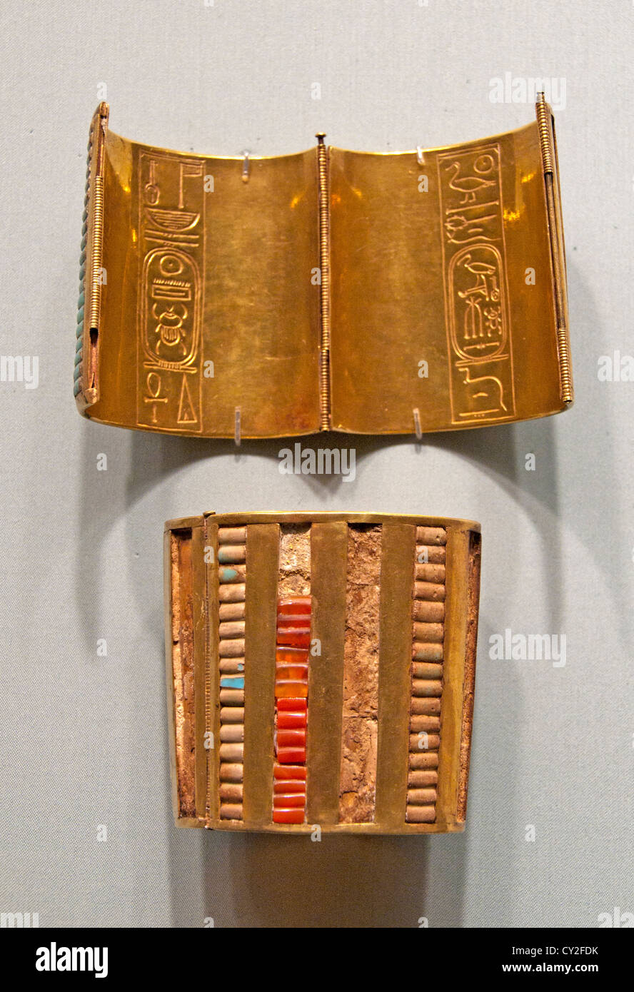 Bracelets à charnières ou brassards, Dynasty 18 1479-1425 BC Thèbes Wadi el-Qurud Gabbanat épouses étrangères Egypte Thoutmosis III Banque D'Images