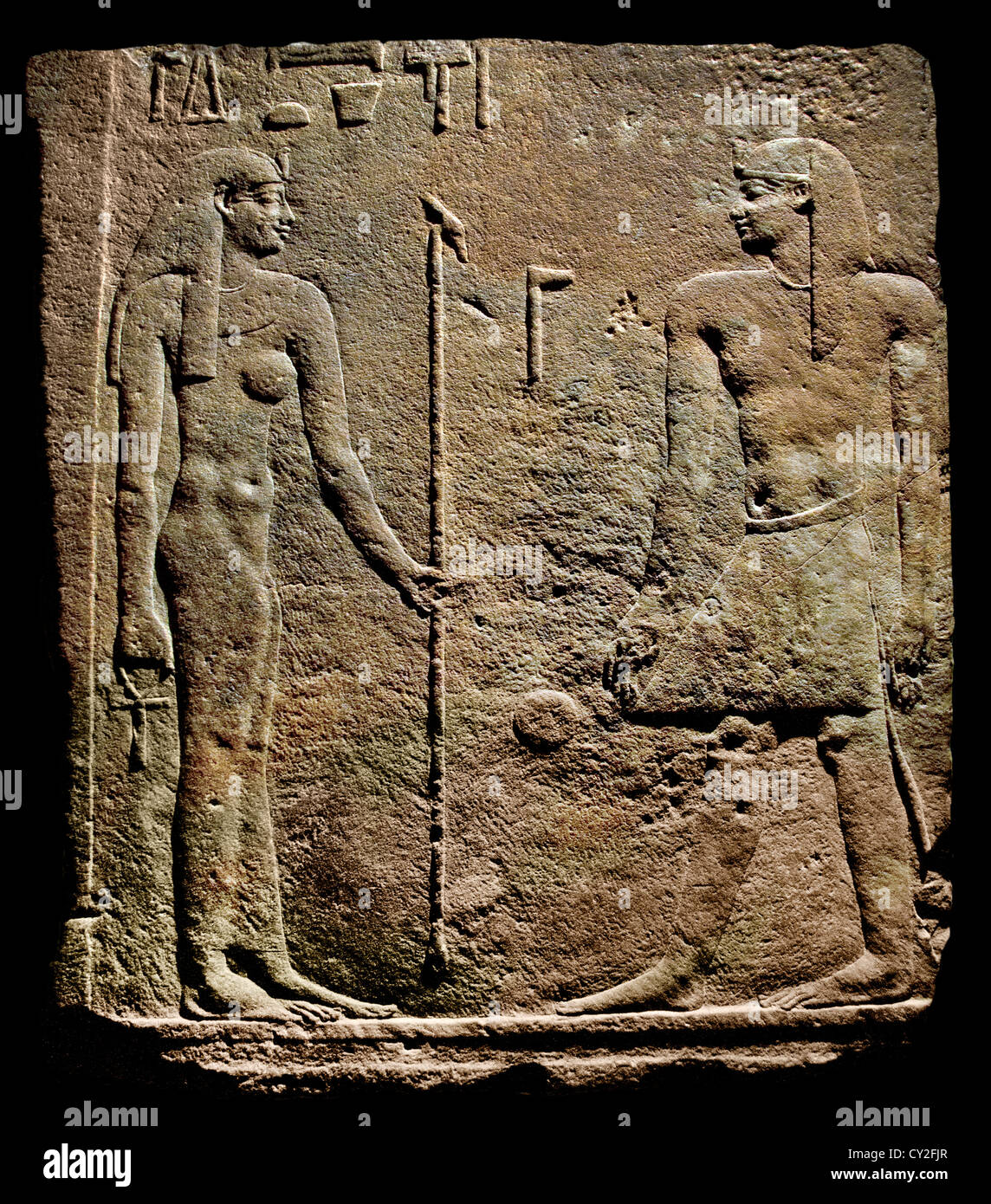 Jouer à la cérémonie devant un roi ptolémaïque d'Hathor déesse peut-être : 380-246 av. J.-C. L'Égypte la quartzite 85 cm Banque D'Images
