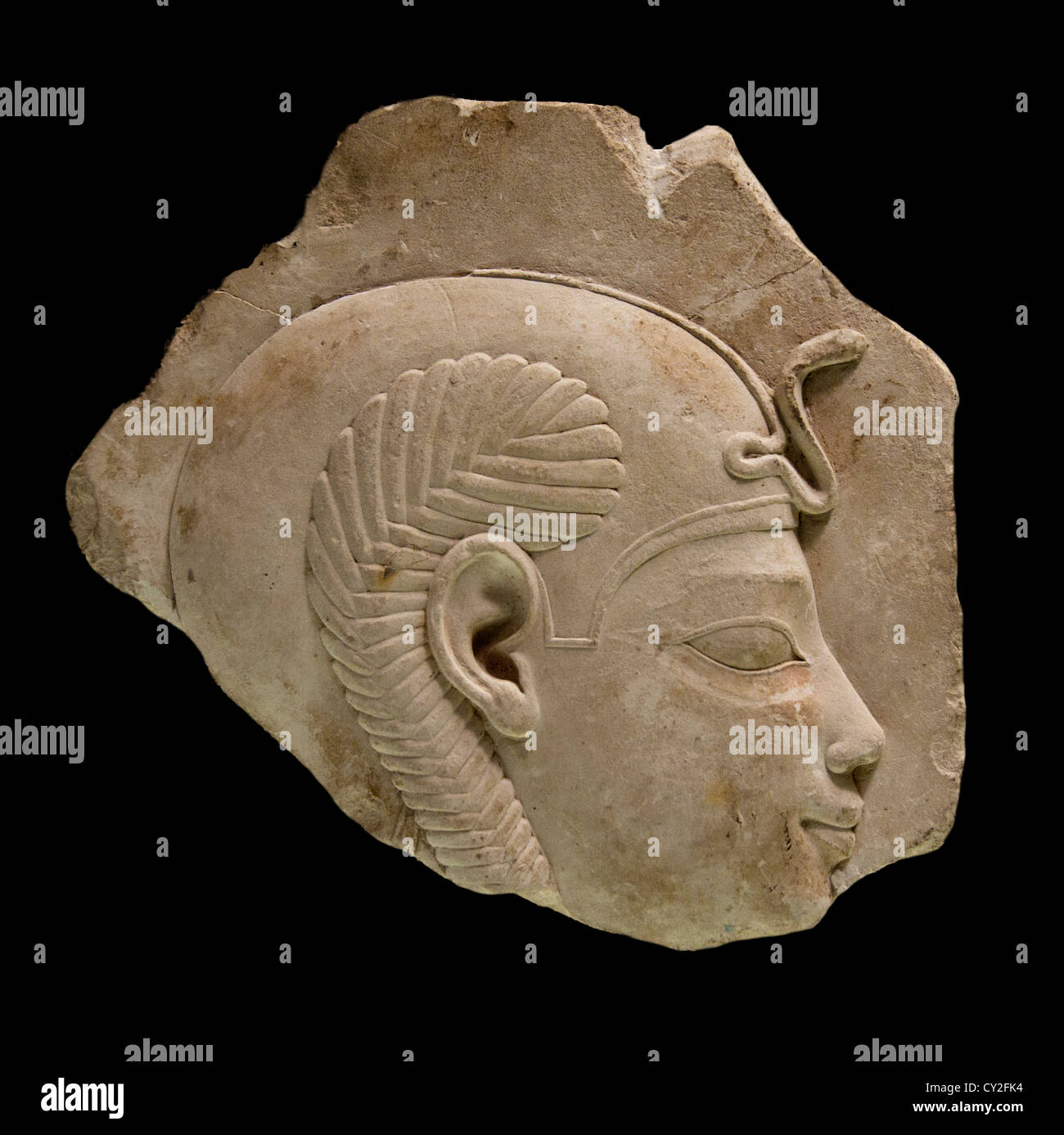 Plaque avec un relief Tête d'une Reine ptolémaïque tardive 400-200 av. J.-C. Calcaire Egypte 12cm Banque D'Images