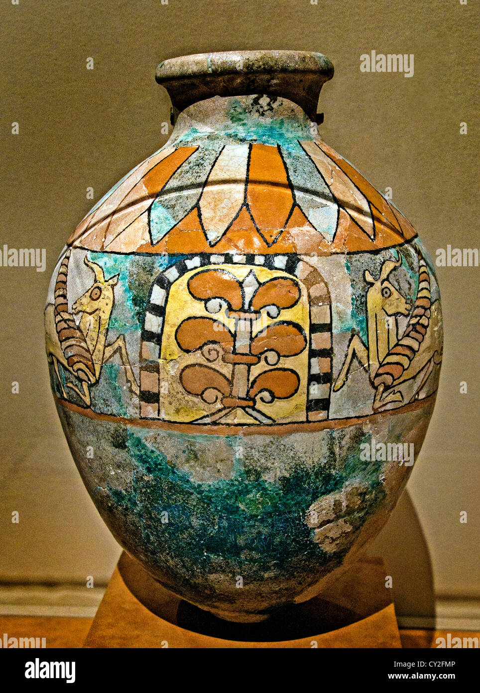 Pot avec une frise de taureaux à l'âge de fer III 8ème 7ème siècle avant J.-C. L'Iran d'Ziwiye céramique émaillée 43,5 cm la céramique du nord-ouest de l'Iran Banque D'Images