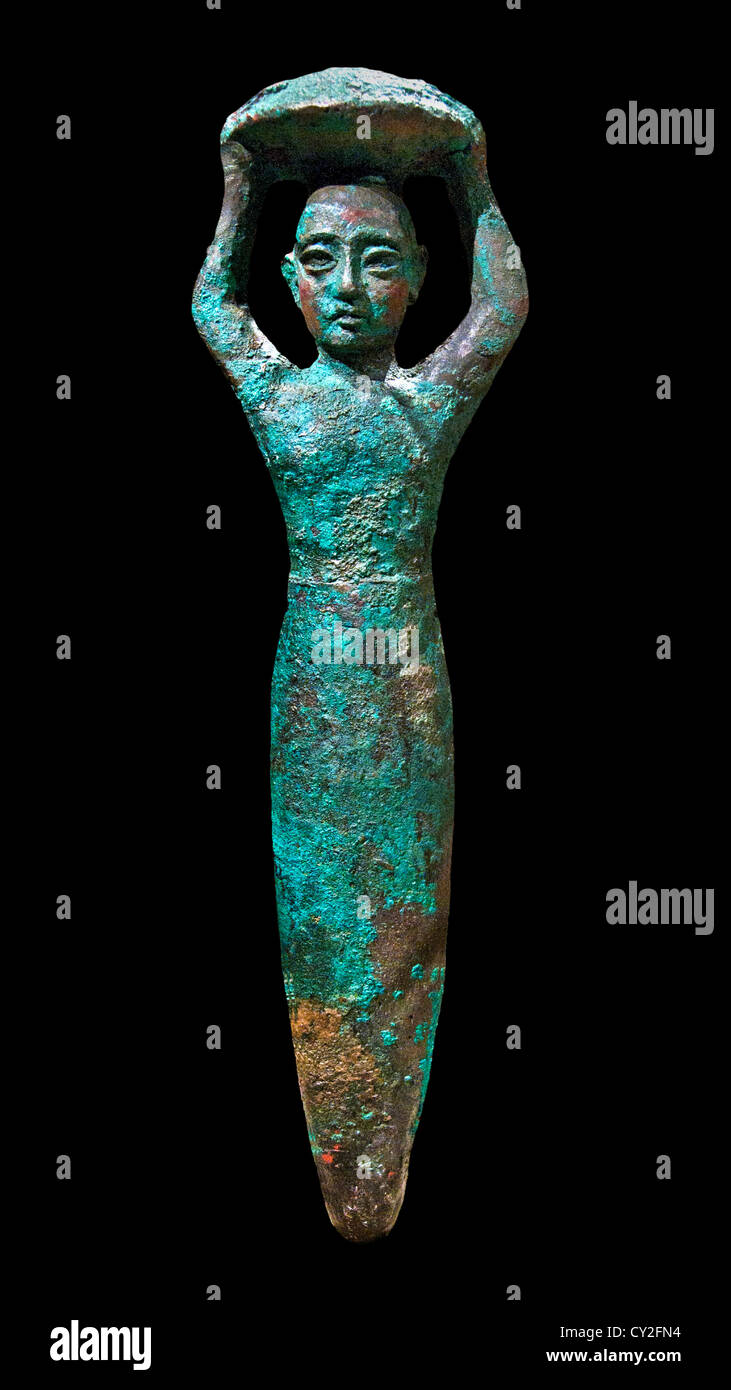 Figure de fondation en cuivre du roi Shulgi d'Ur portant un panier d'argile pour la construction du temple, Nippur, Mésopotamie, néo-sumérien, c. 2094-2047 av. J.-C. Banque D'Images
