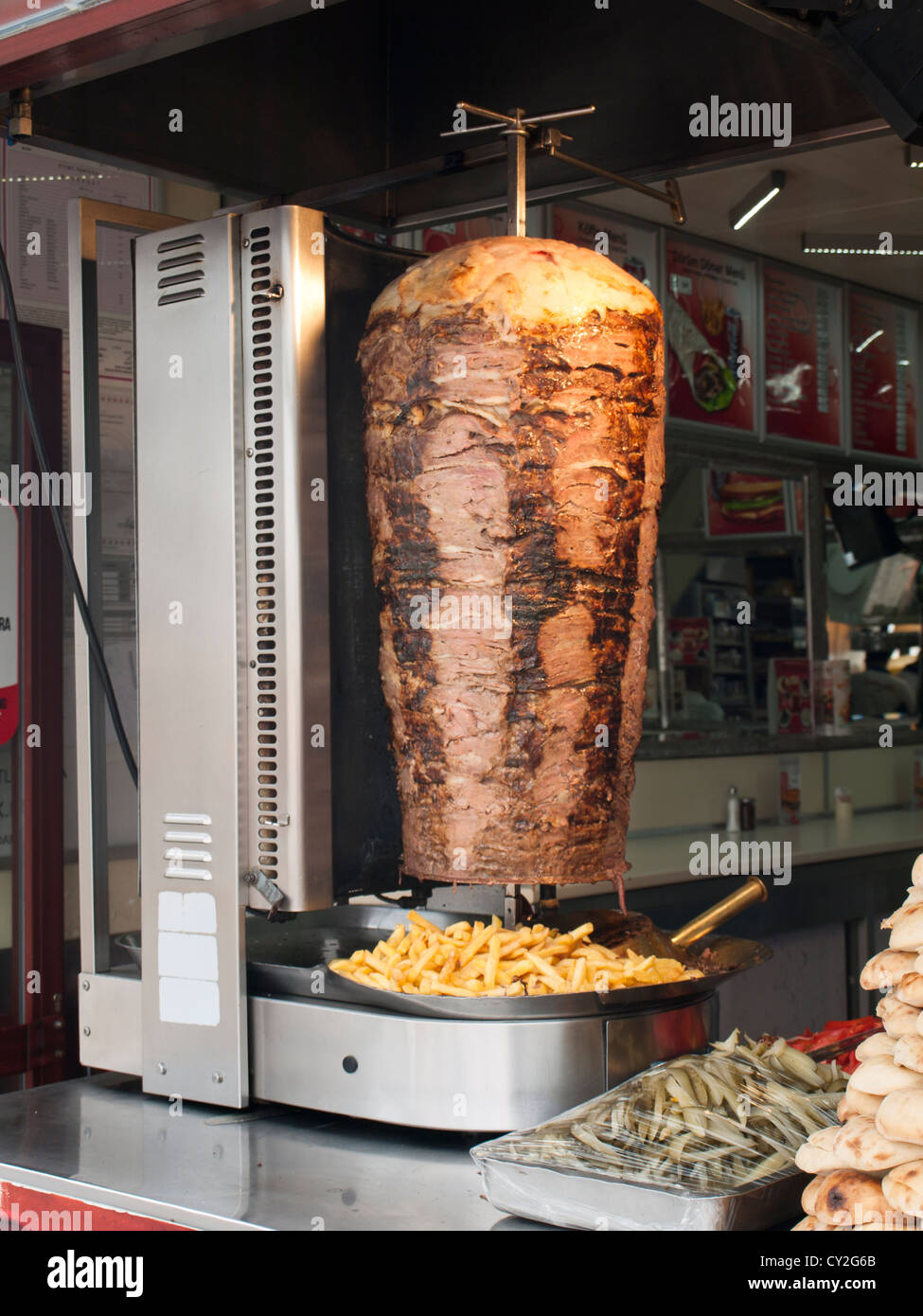 La viande d'agneau sur le gril en rotation, la préparation de döner kebab  et jetons pour les touristes affamés Photo Stock - Alamy