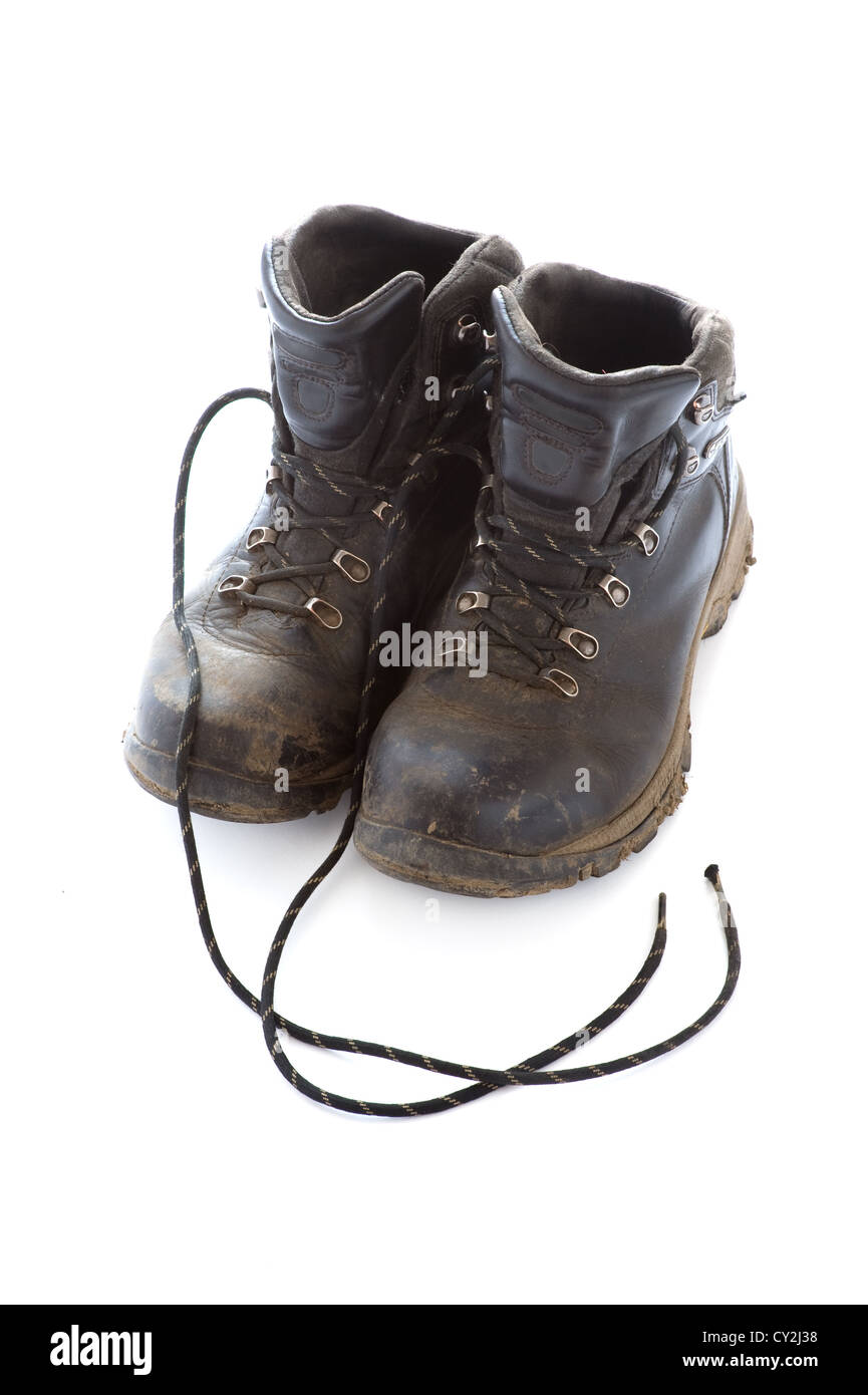 Sale, boueux, vieux, utilisé des chaussures de marche ou des bottes de randonnée isolé sur fond blanc Banque D'Images