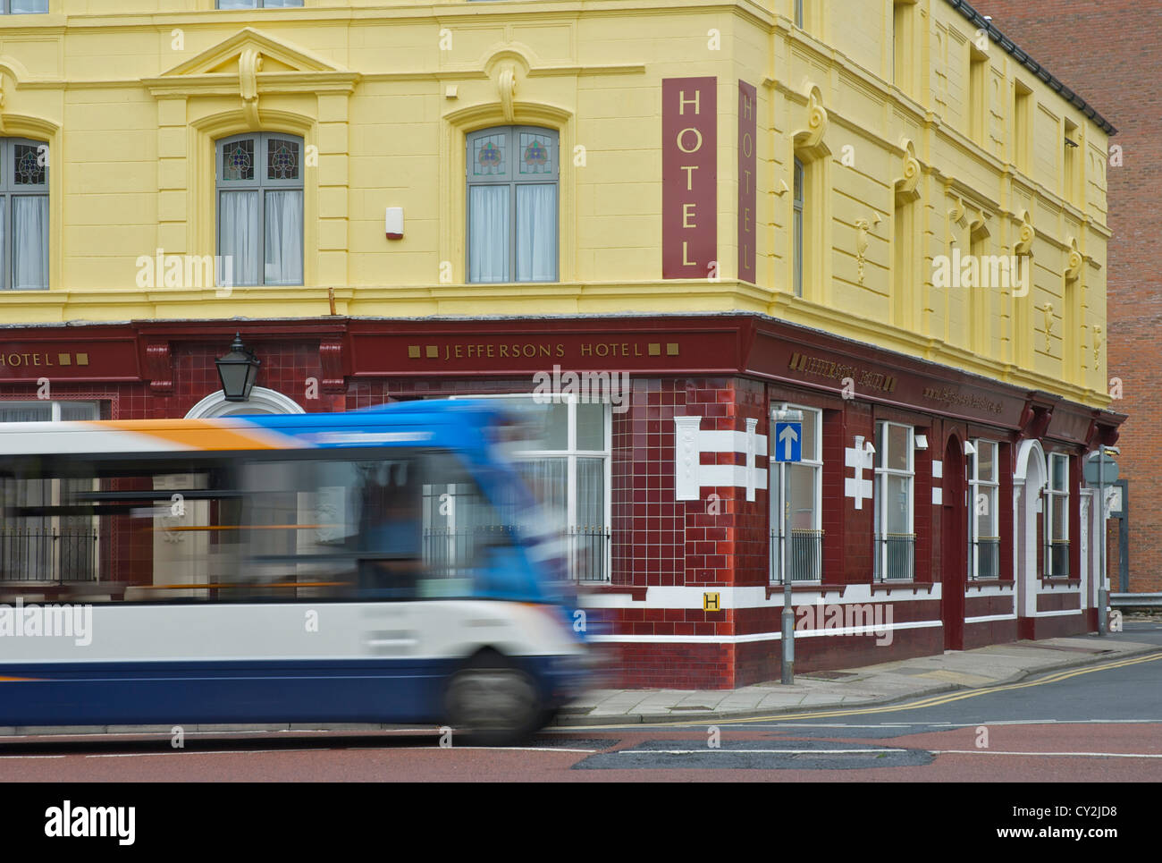Un autobus qui passe Jeffersons Hotel, rue Duke, Barrow-in-Furness, Cumbria, Angleterre, Royaume-Uni Banque D'Images