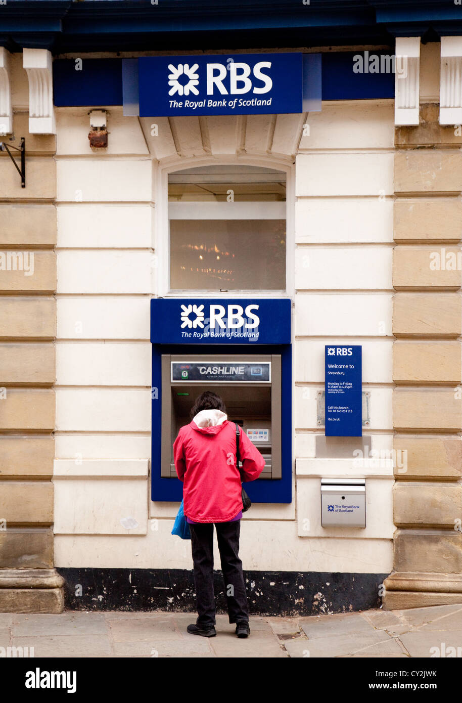 Femme à percevoir de l'argent à partir d'un RBS Royal Bank of Scotland, UK cash machine ATM Banque D'Images