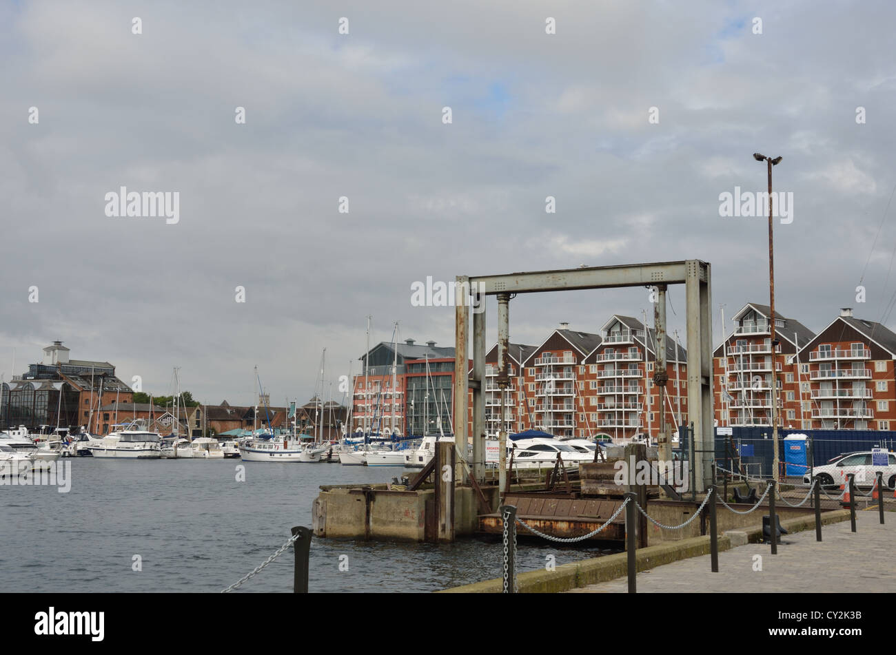 Ipswich marina avec des maisons modernes Banque D'Images
