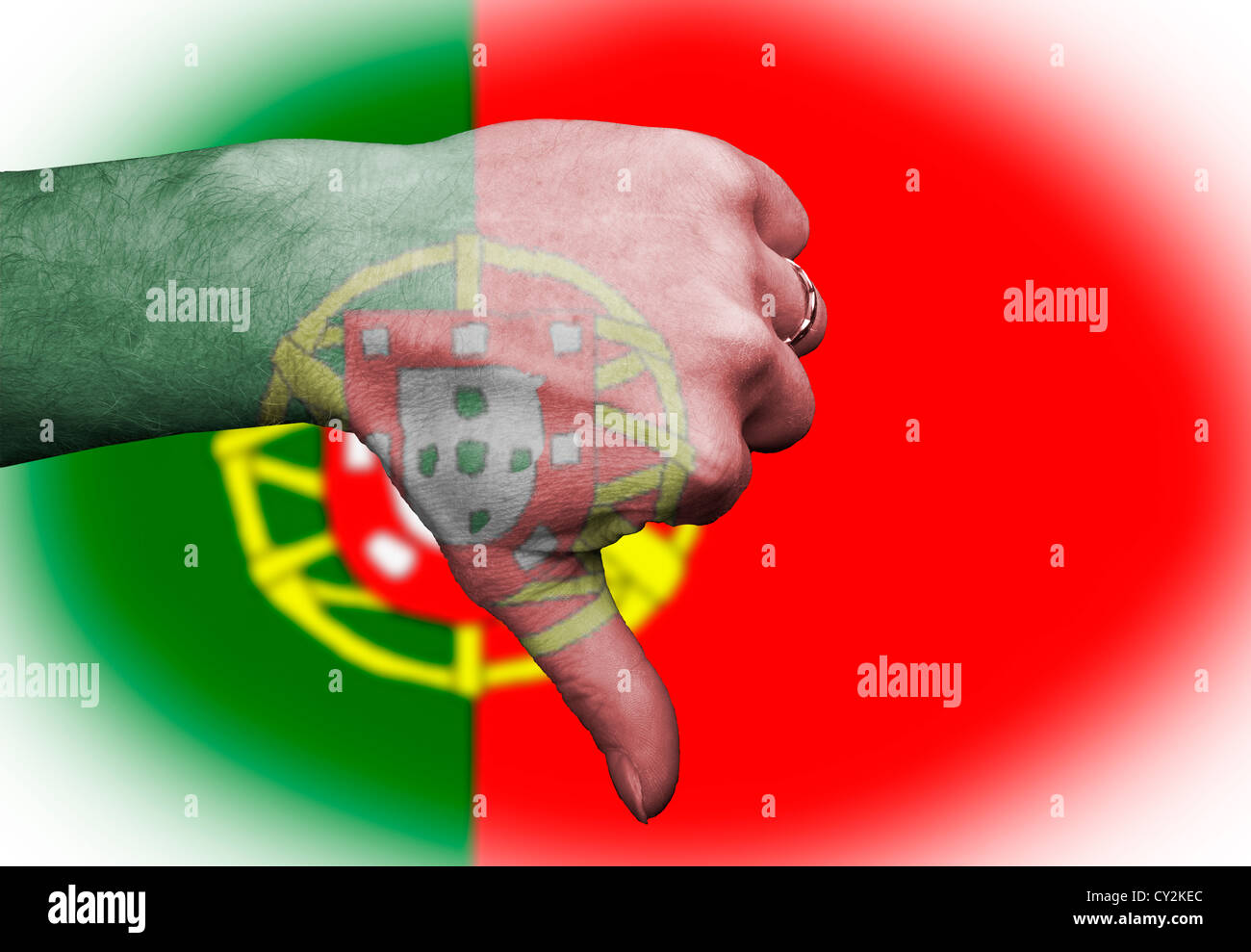 Les pouces vers le bas pour le portugais Portugal,métaphore sportive en rugby football tous les sports d'équipe nationale et désobligeantes sur coulé peopl Banque D'Images