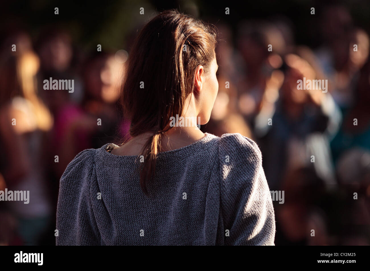Fashion show à l'extérieur dans la rue avec des modèles posant pour la caméra. Banque D'Images