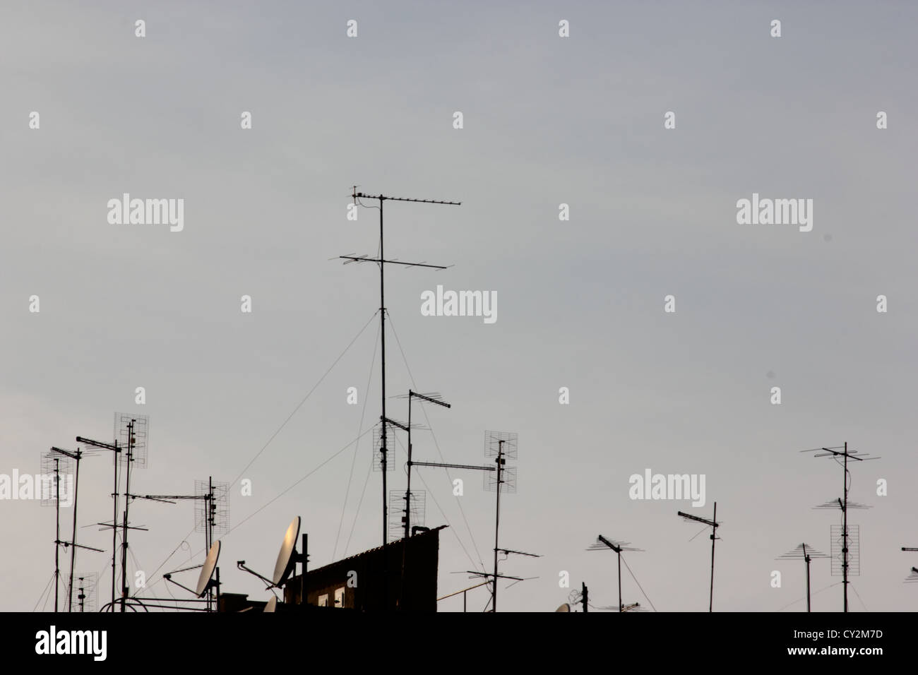Sur le toit et antennes contre un ciel clair, antenne, antenne de télévision, antenne de télévision, photoarkive Banque D'Images
