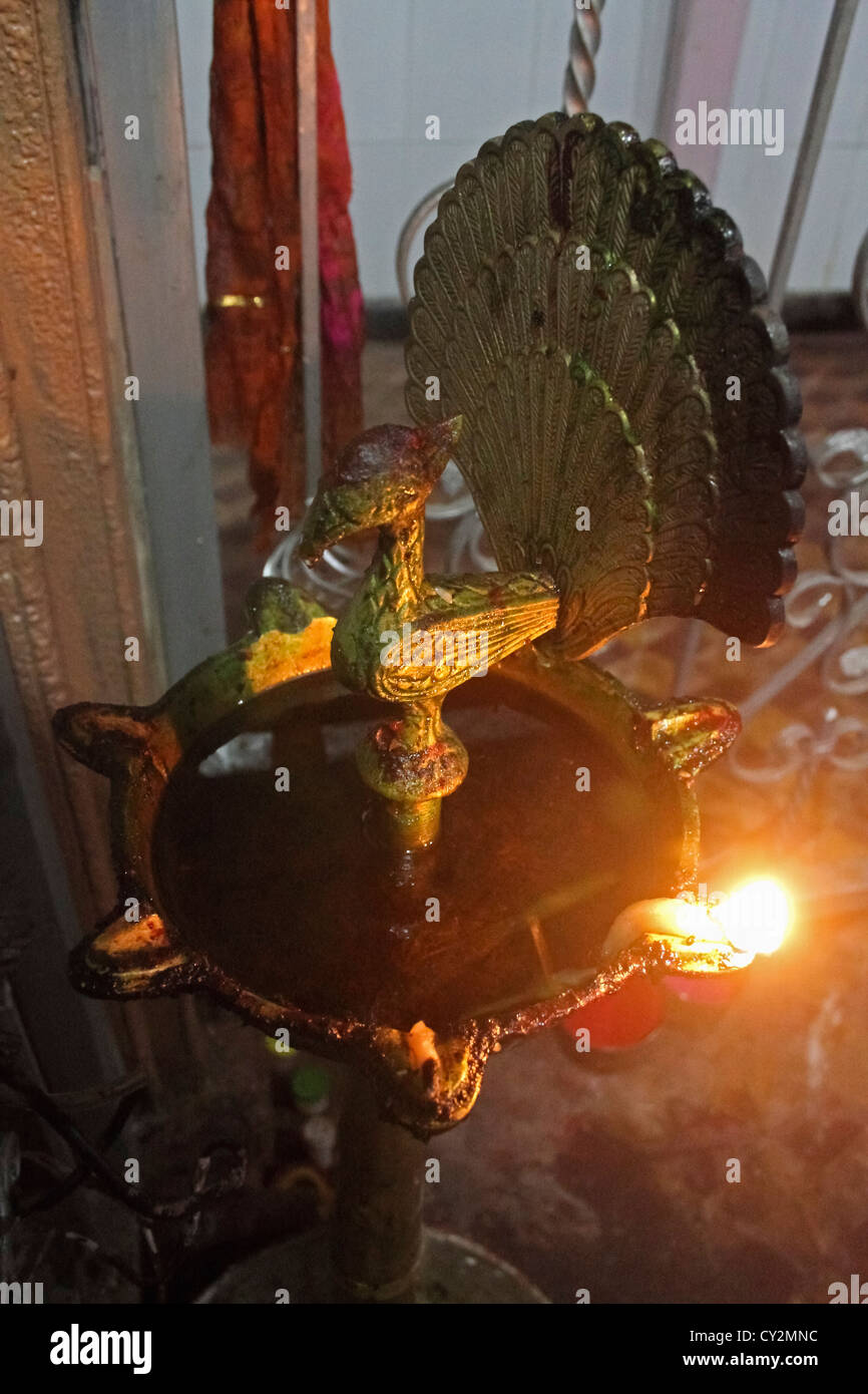 Close-up d'une lampe à huile en laiton, Inde Banque D'Images