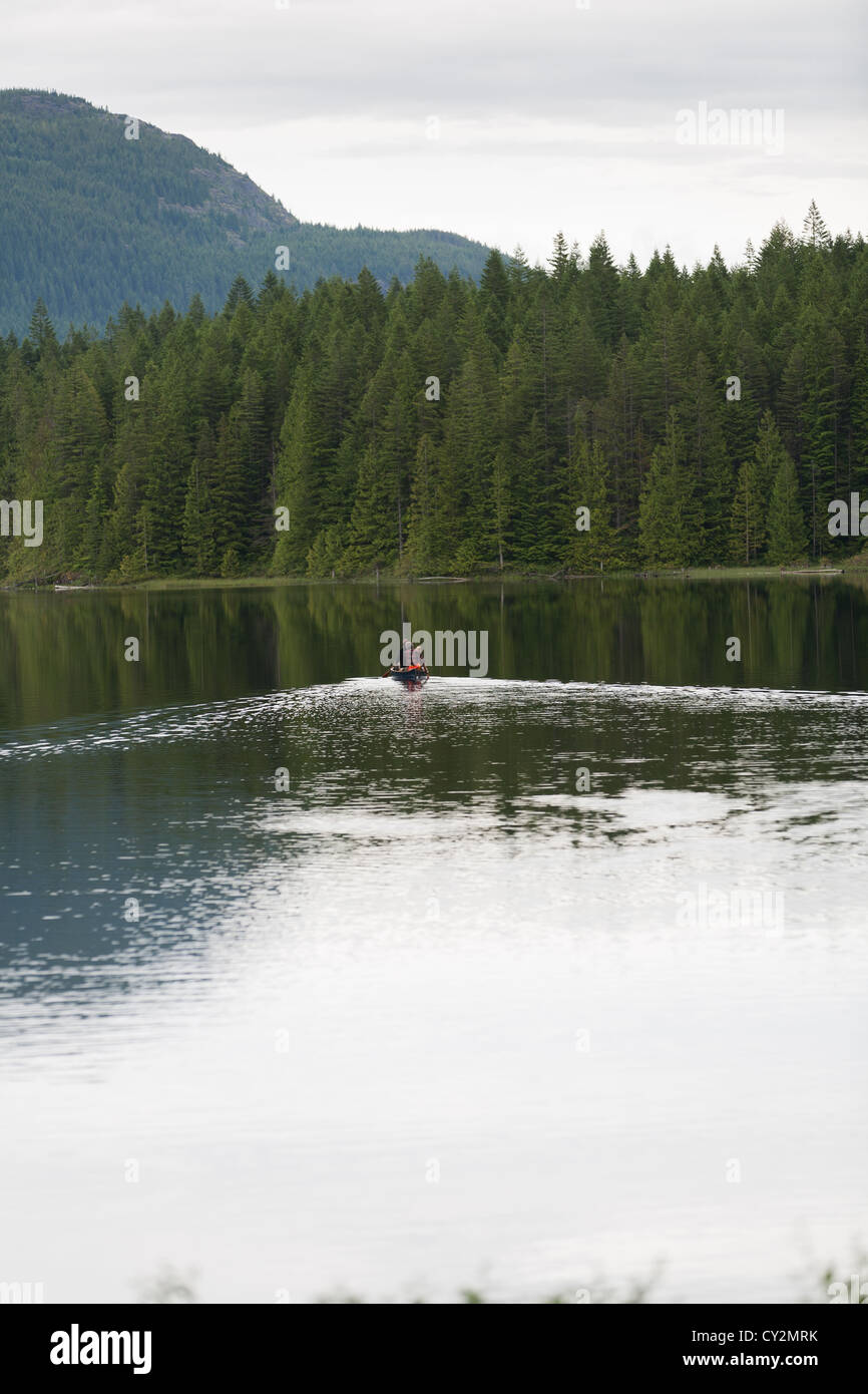 Canoniste sur Twin Lake sur l'île de Vancouver. Banque D'Images