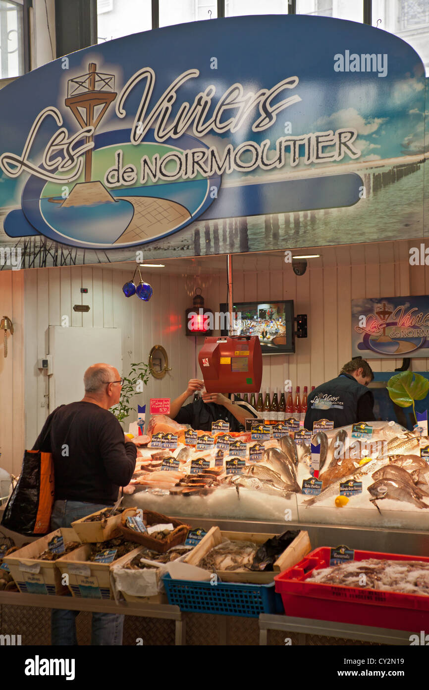 Fournisseurs et clients à Les Viviers du Noirmoutier, l'étal d'un  poissonnier au Marché couvert Saint-Quentin dans le centre de Paris, France  Photo Stock - Alamy