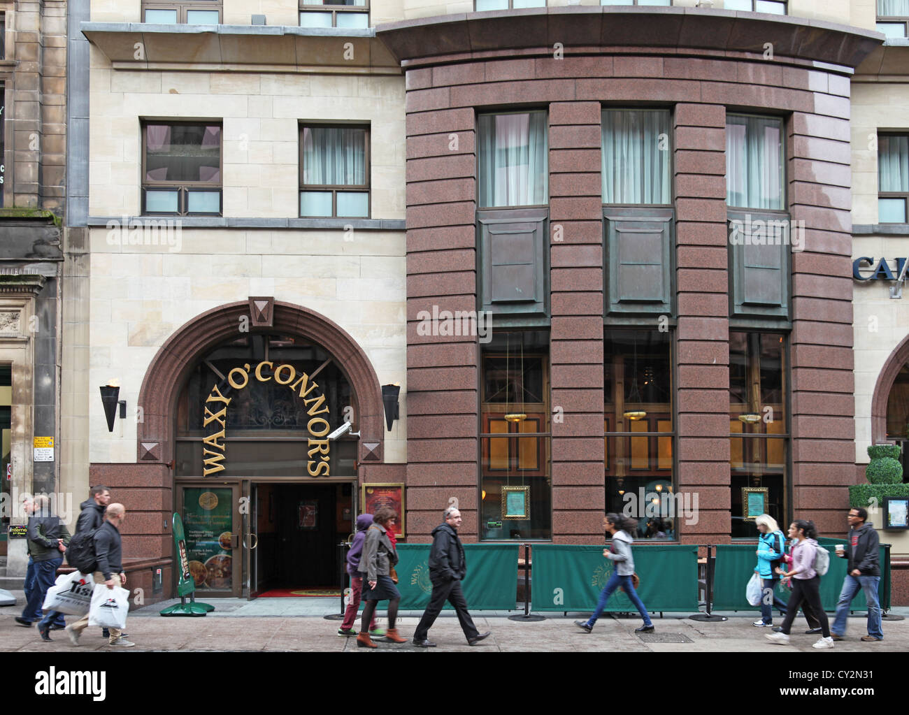 Façade de Waxy O'Connor's, l'une d'une petite chaîne de pubs irlandais, thème central Glasgow. Les piétons sont de passage sur le trottoir. Banque D'Images