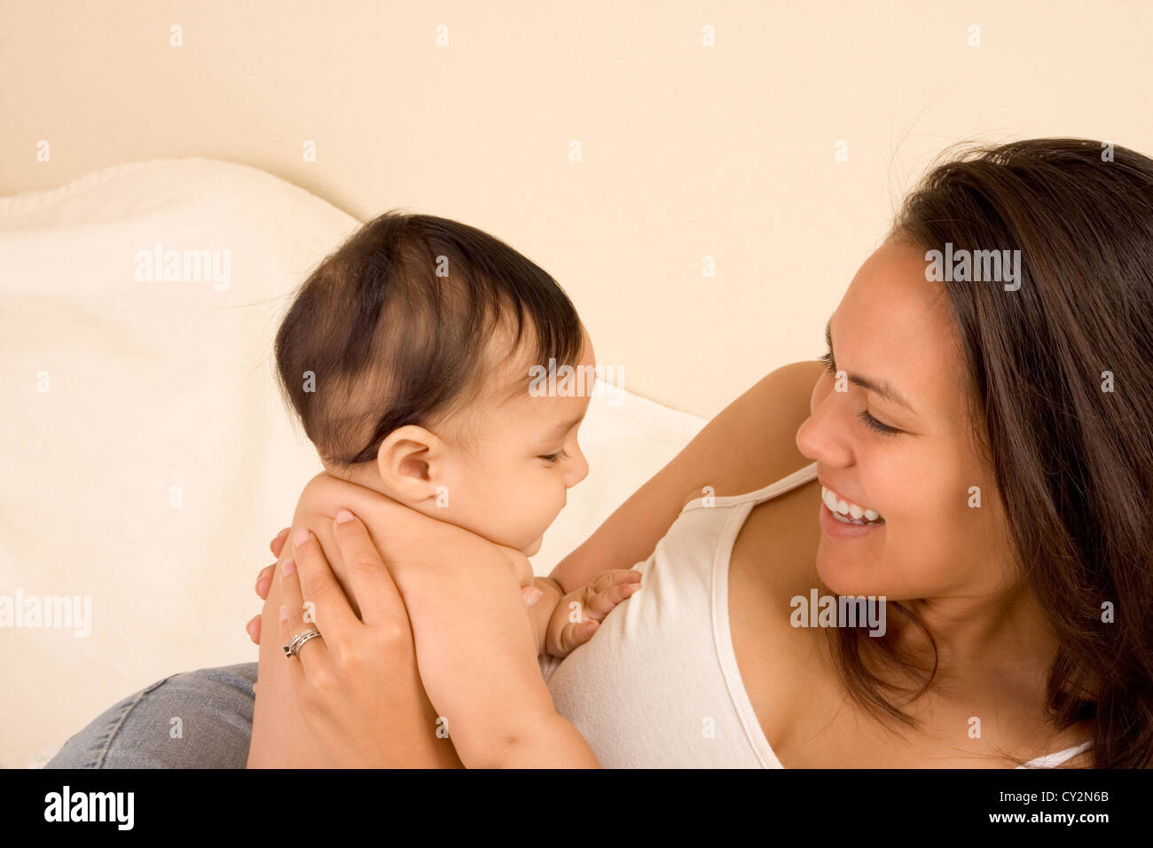 Maman Et Son Fils Sur Le Lit Et La Mere Embrassant L Enfant Bebe Jouant Avec Lui Photo Stock Alamy