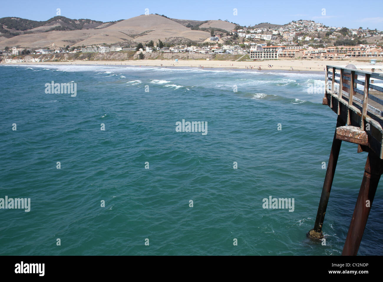 Pismo Beach, en Californie, comme vu de la jetée. Banque D'Images