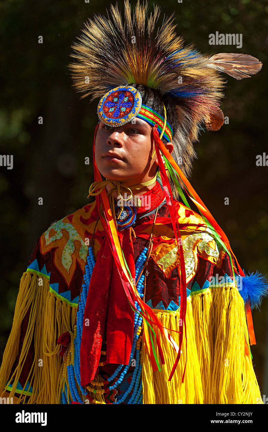 La danse des ados Américains indigènes Chumash Banque D'Images