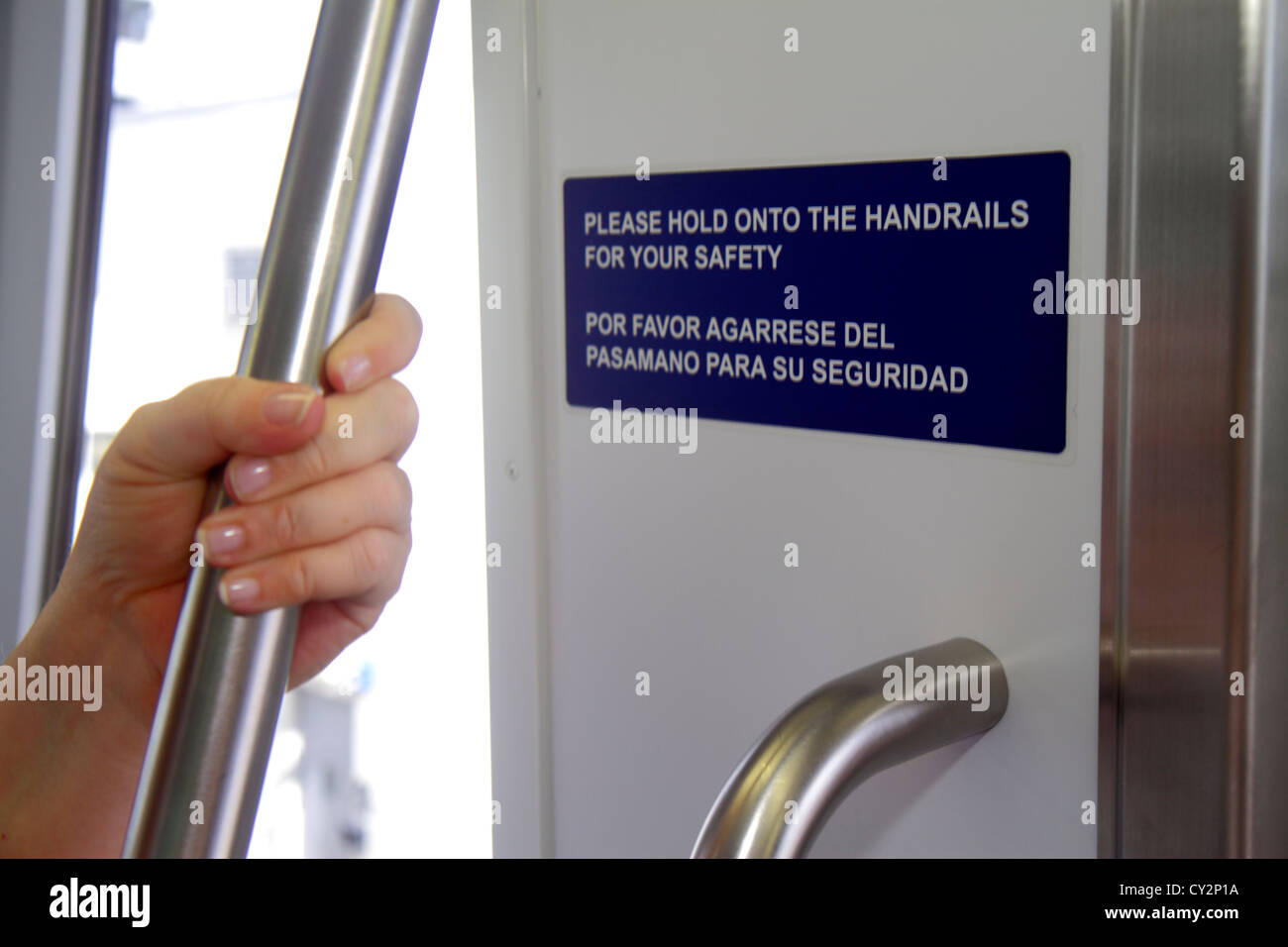 Miami Florida International Airport MIA, porte, terminal, Skytrain, train, train, transport, panneau, mains courantes, anglais et espagnol, langue, bilingue, main Banque D'Images