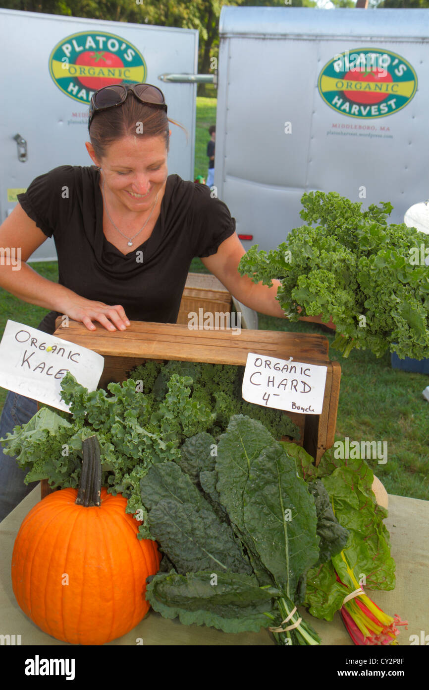 Massachusetts Plymouth,Plimoth Plantation,marché des agriculteurs,vendeurs stall stands stand stands stand marché du stand,acheteur achat vente,femme femmes, Banque D'Images