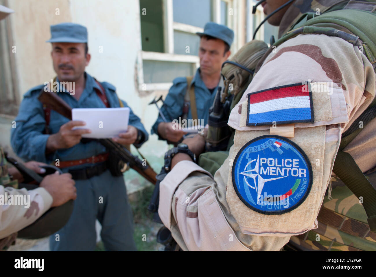 Dutch mentors de la police patrouille à pied avec des policiers afghans à Kunduz Banque D'Images