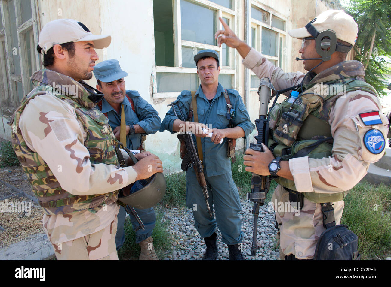 Dutch mentors de la police patrouille à pied avec des policiers afghans à Kunduz Banque D'Images