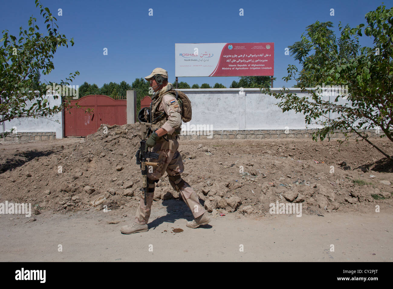Dutch mentors de la police patrouille à pied avec des policiers afghans à Kunduz Banque D'Images