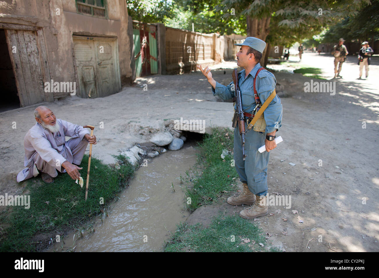 Les agents de la Police nationale afghane en patrouille à pied, Kunduz Khanabad. Militaires néerlandais sont les superviser. Banque D'Images