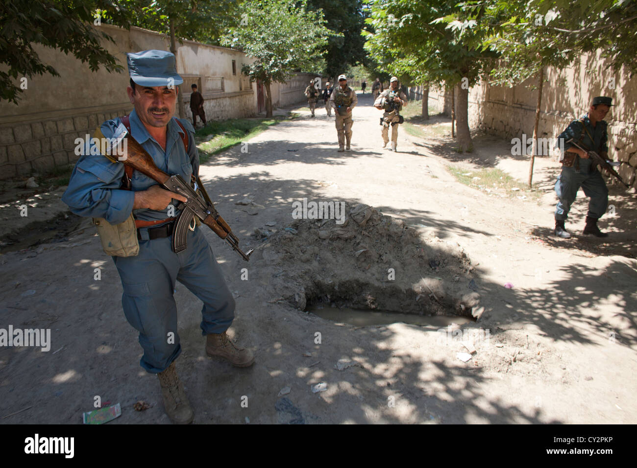 Les agents de la Police nationale afghane en patrouille à pied, Kunduz Khanabad. Militaires néerlandais sont les superviser. Banque D'Images