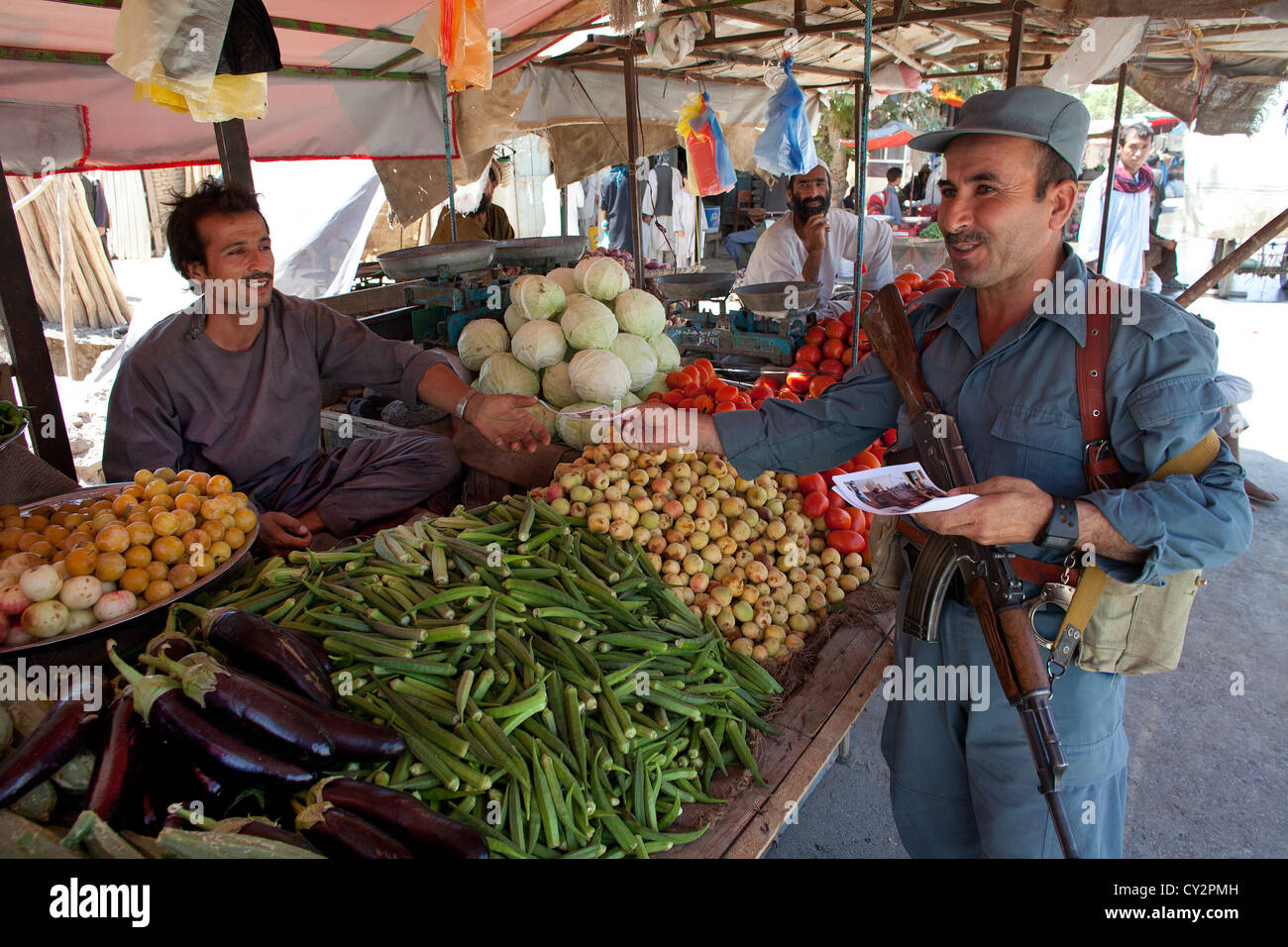 Les agents de la Police nationale afghane en patrouille à pied, Kunduz Khanabad. Militaires néerlandais sont les superviser. Banque D'Images