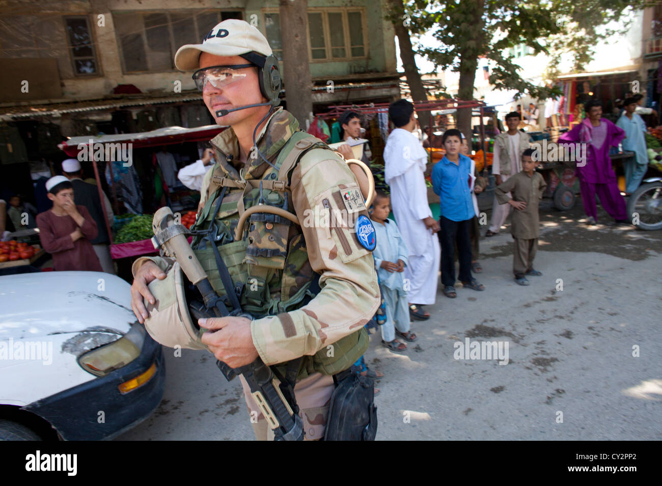 Dutch mentors de la police patrouille à pied avec des policiers afghans à Kunduz Banque D'Images