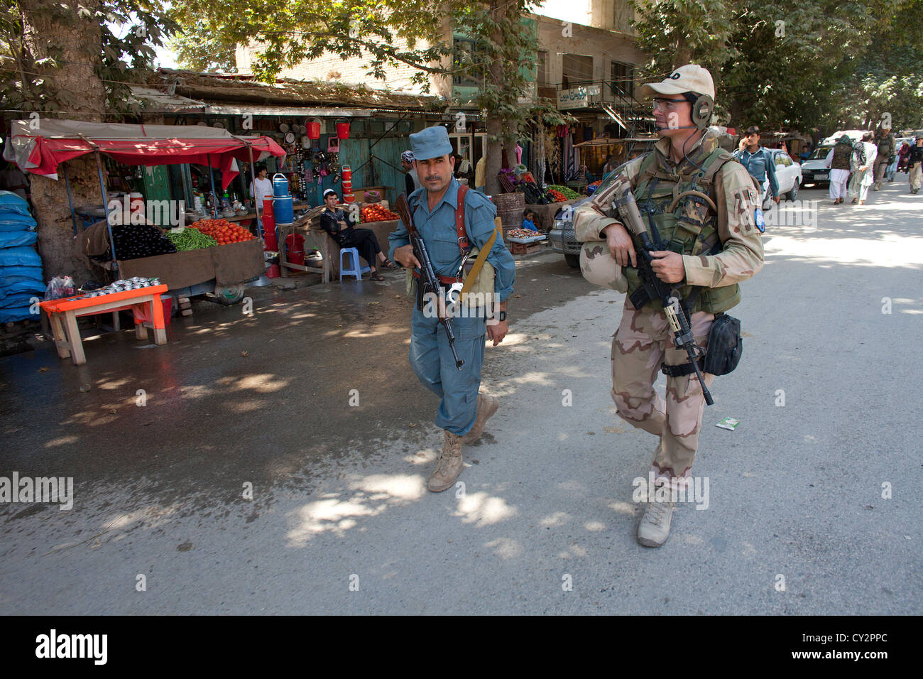 Dutch mentors de la police patrouille à pied avec des policiers afghans à Kunduz Banque D'Images