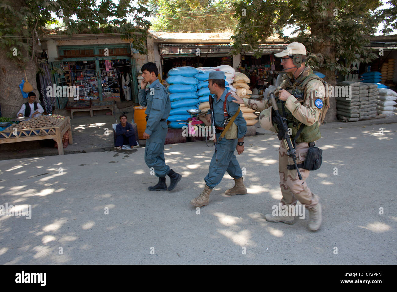 Dutch mentors de la police patrouille à pied avec des policiers afghans à Kunduz Banque D'Images
