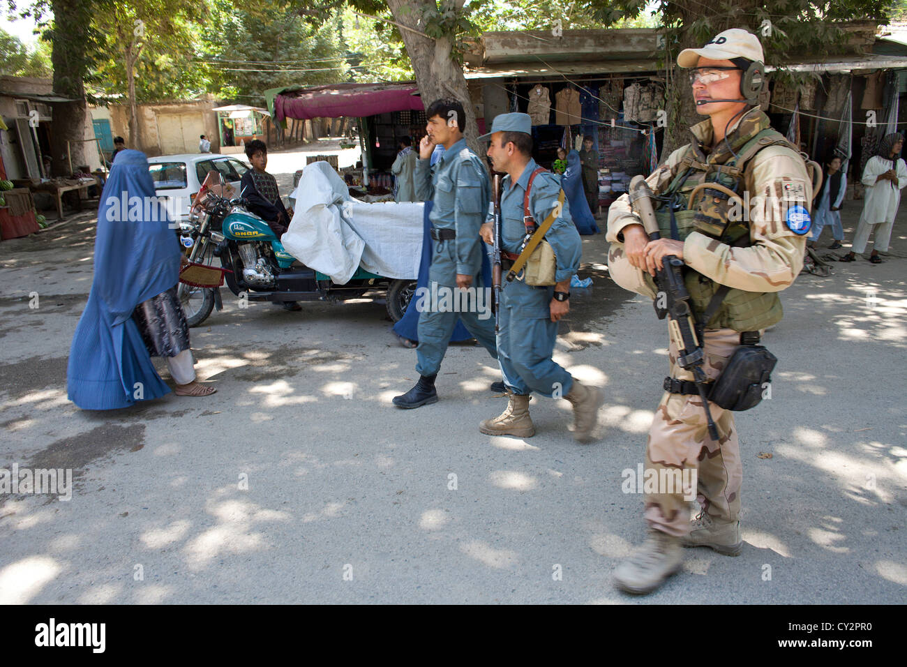 Dutch mentors de la police patrouille à pied avec des policiers afghans à Kunduz Banque D'Images