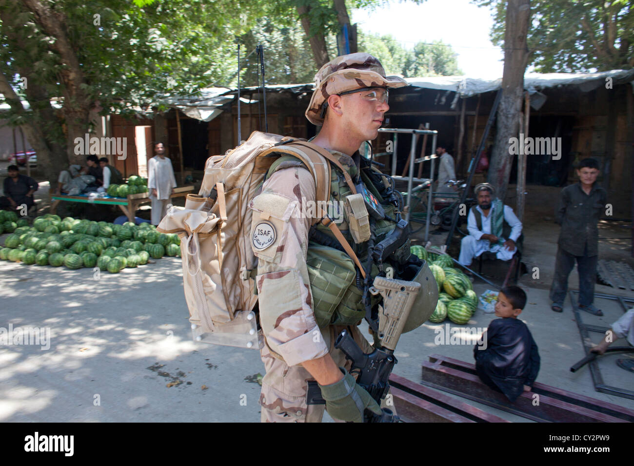 Dutch mentors de la police patrouille à pied avec des policiers afghans à Kunduz Banque D'Images