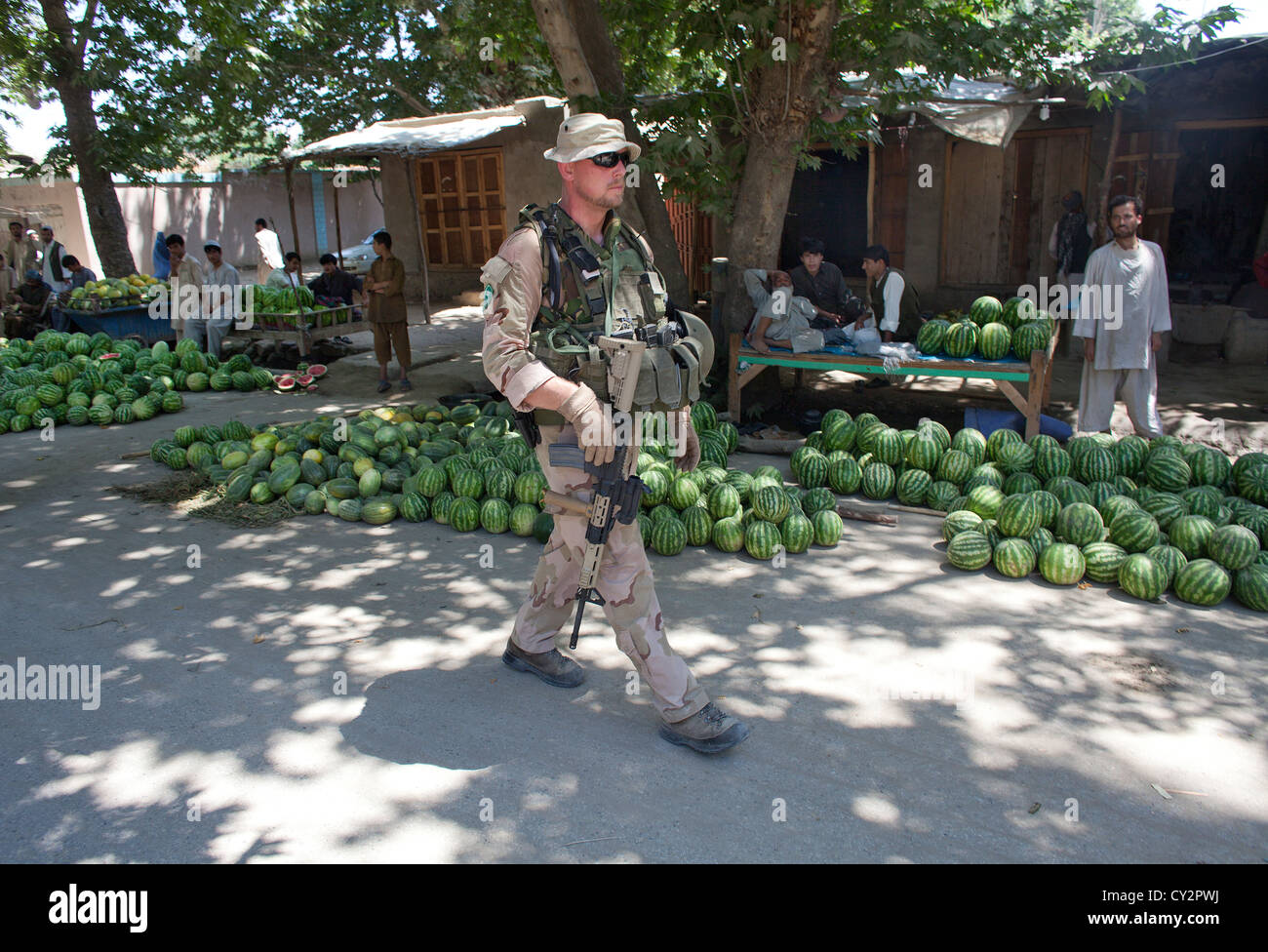 Dutch mentors de la police patrouille à pied avec des policiers afghans à Kunduz Banque D'Images