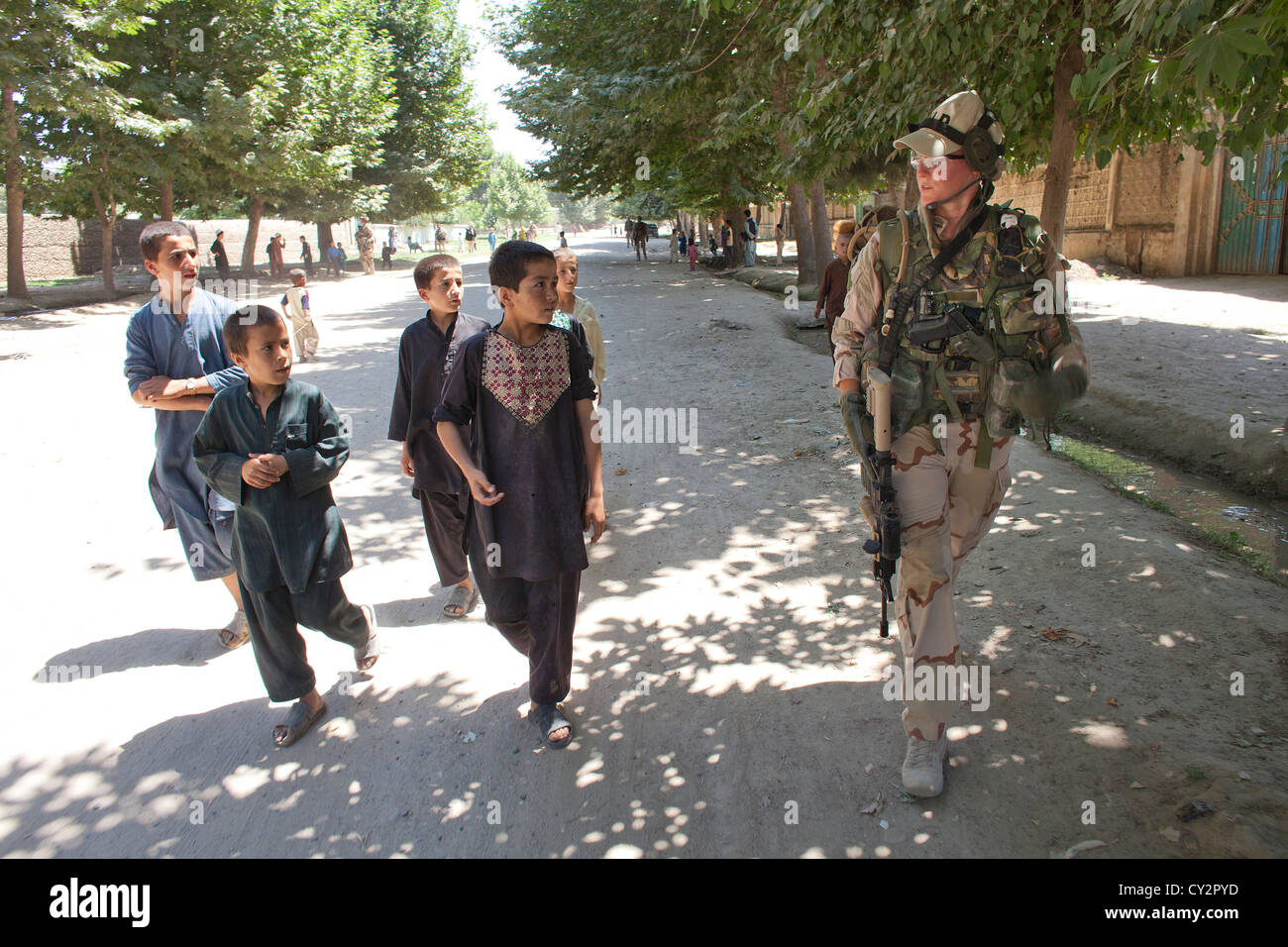 Dutch mentors de la police patrouille à pied avec des policiers afghans à Kunduz Banque D'Images