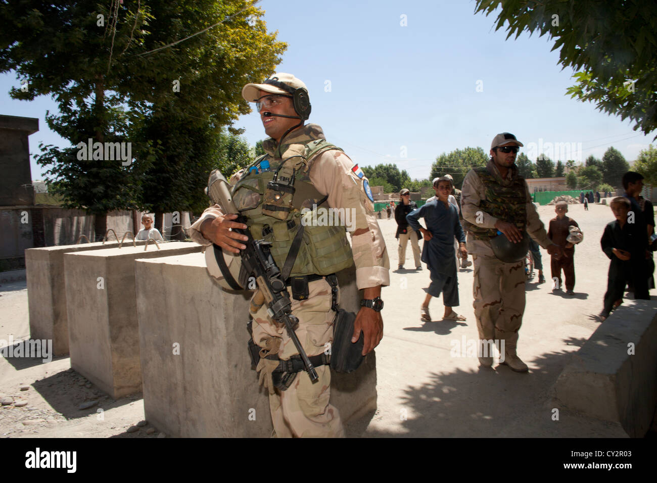 Dutch mentors de la police patrouille à pied avec des policiers afghans à Kunduz Banque D'Images