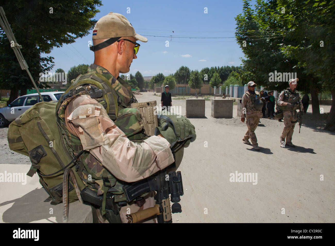 Dutch mentors de la police patrouille à pied avec des policiers afghans à Kunduz Banque D'Images