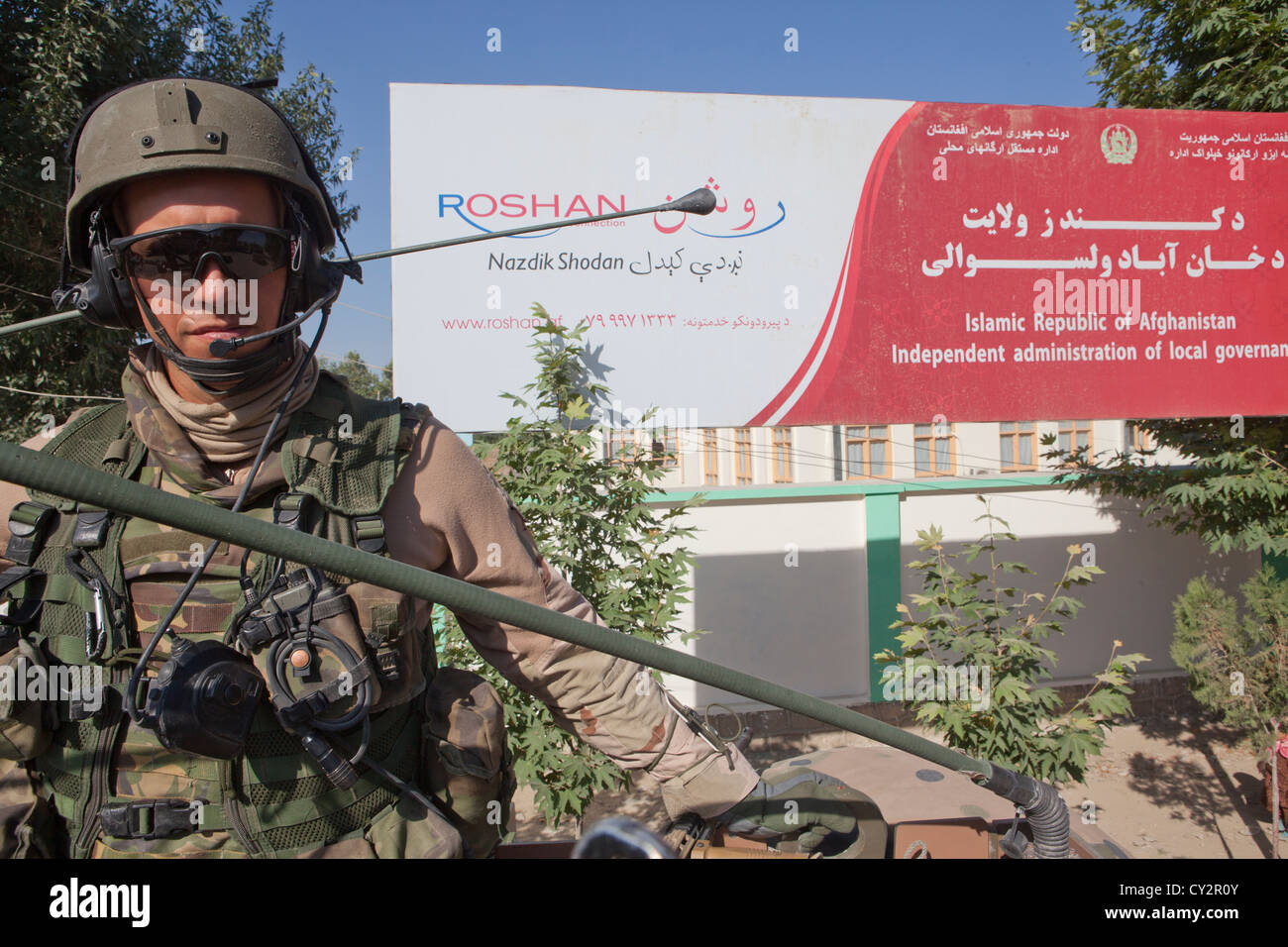 Dutch mentors de la police patrouille à pied avec des policiers afghans à Kunduz Banque D'Images