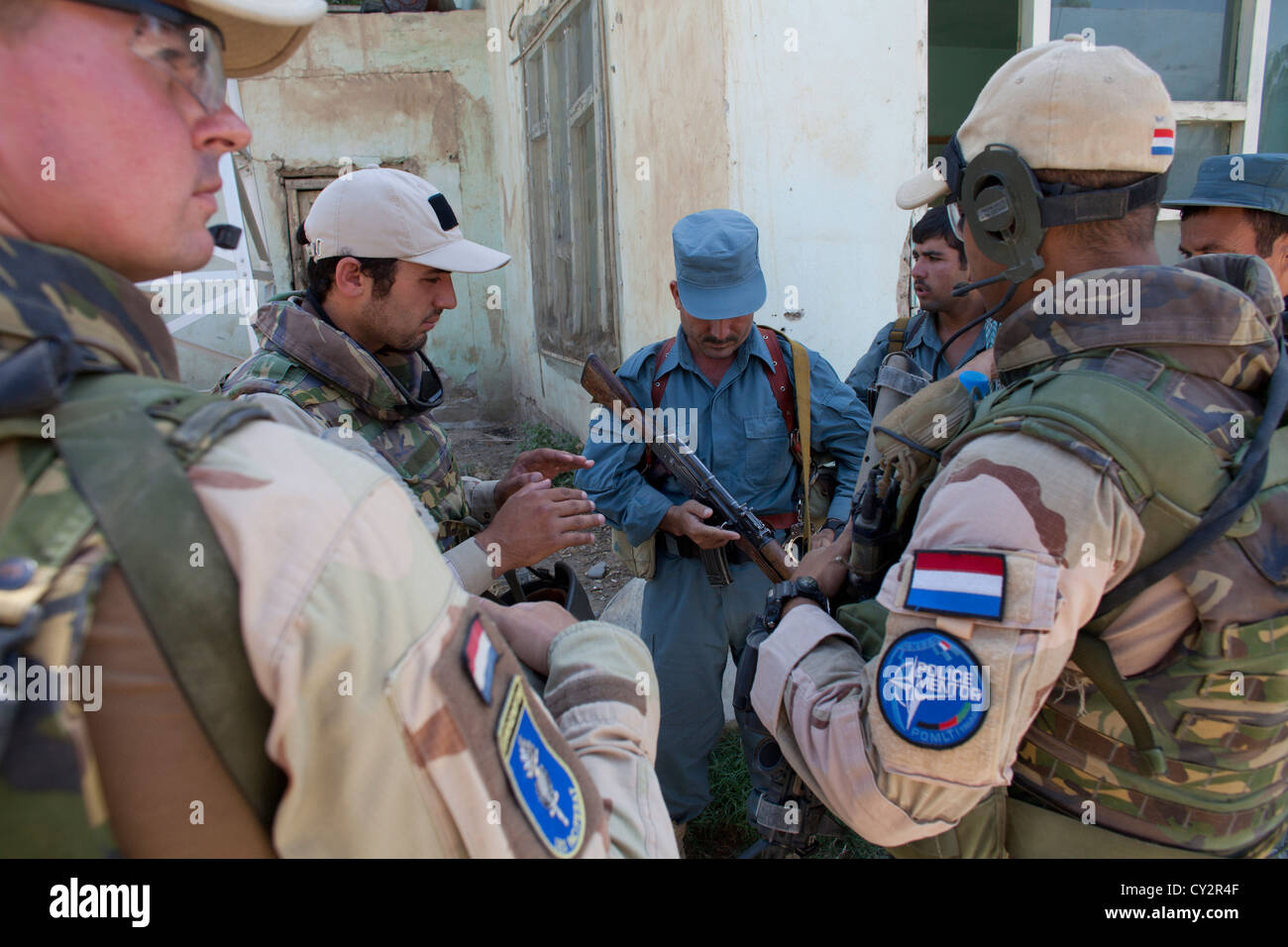 Dutch mentors de la police patrouille à pied avec des policiers afghans à Kunduz Banque D'Images
