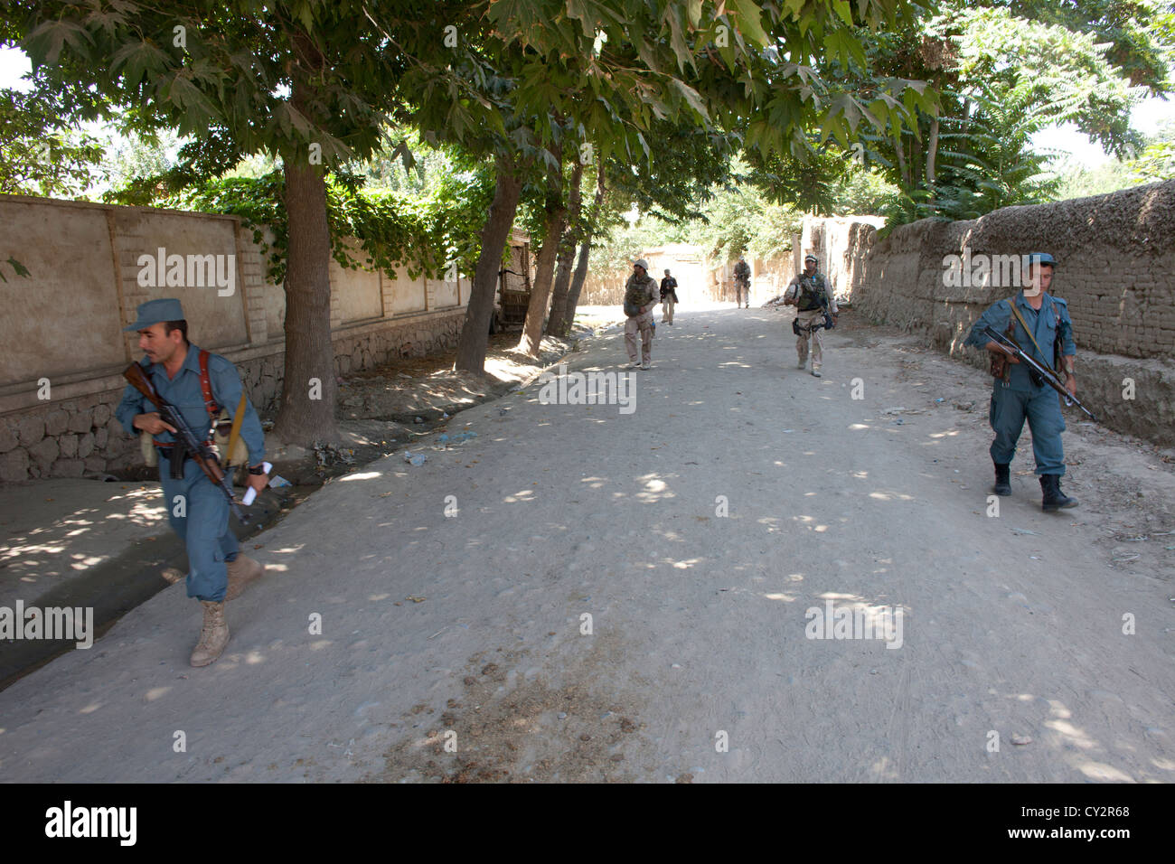 Les agents de la Police nationale afghane en patrouille à pied, Kunduz Khanabad. Militaires néerlandais sont les superviser. Banque D'Images