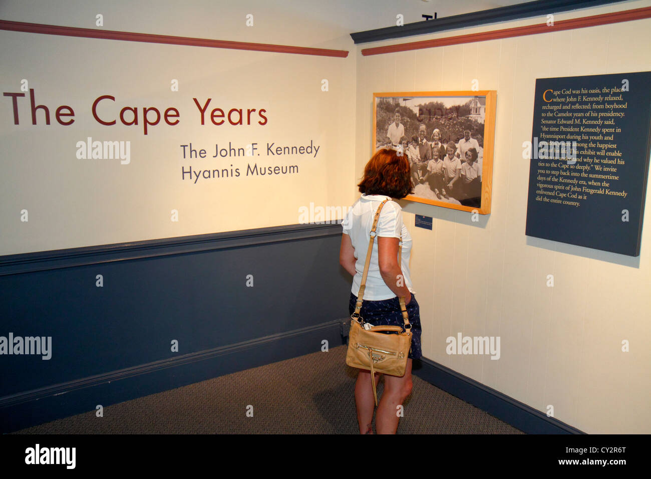 Cape Cod Massachusetts,Hyannis,main Street,John F. Kennedy Hyannis Museum,JFK,Jackie,exposition collection femme femmes,intérieur, Banque D'Images