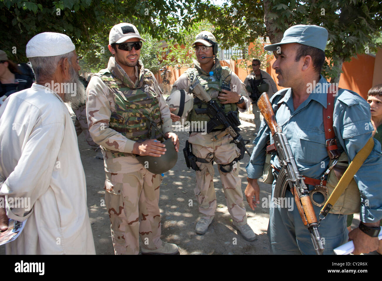 Dutch mentors de la police patrouille à pied avec des policiers afghans à Kunduz Banque D'Images