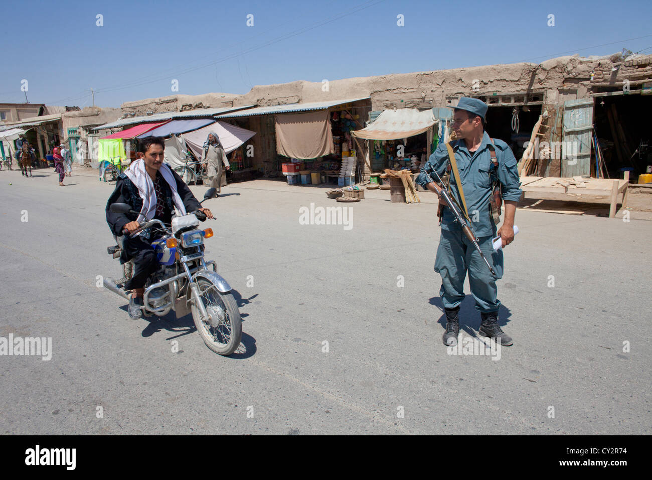 Les agents de la Police nationale afghane en patrouille à pied, Kunduz Khanabad. Militaires néerlandais sont les superviser. Banque D'Images