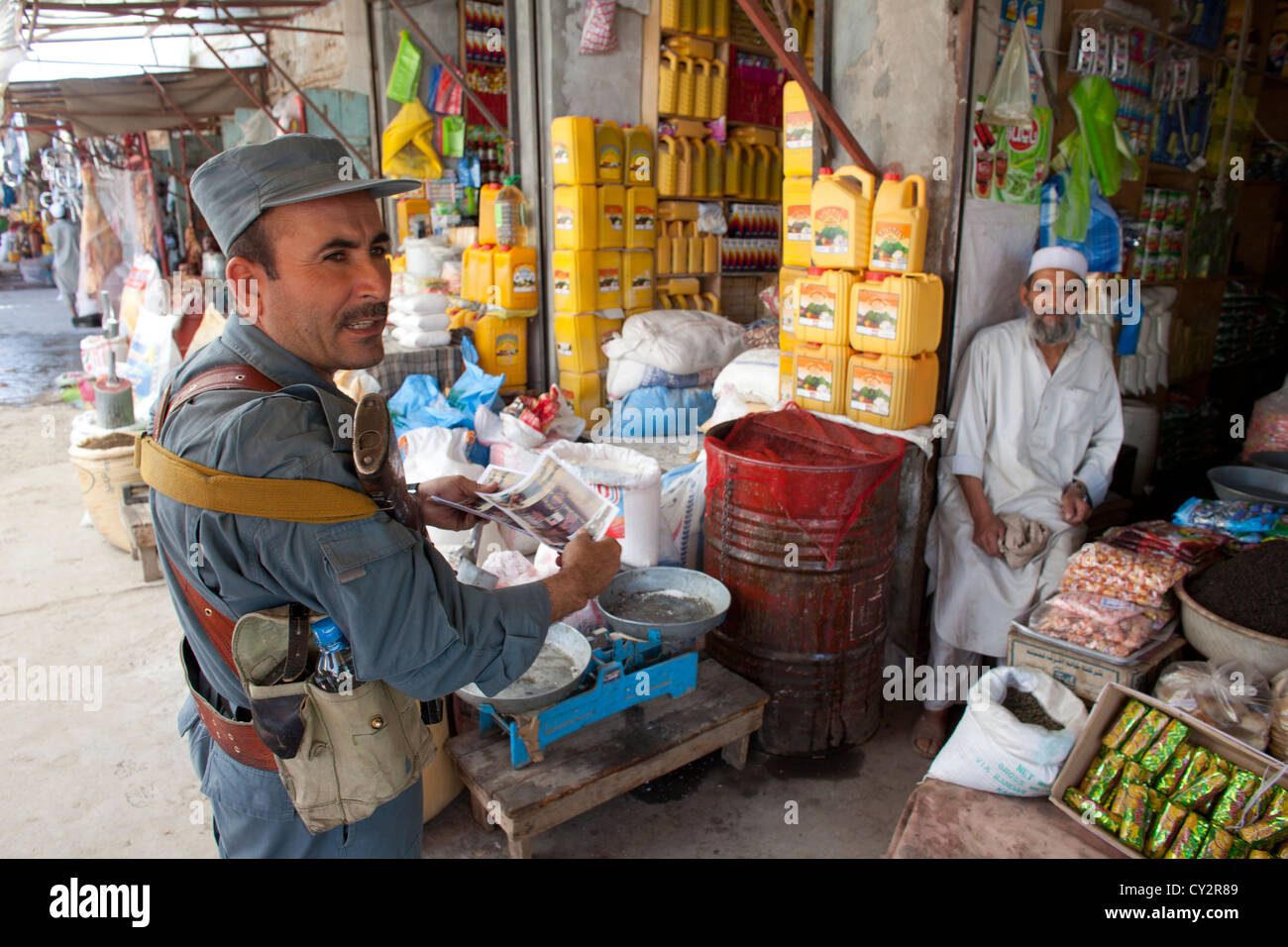 Les agents de la Police nationale afghane en patrouille à pied, Kunduz Khanabad. Militaires néerlandais sont les superviser. Banque D'Images
