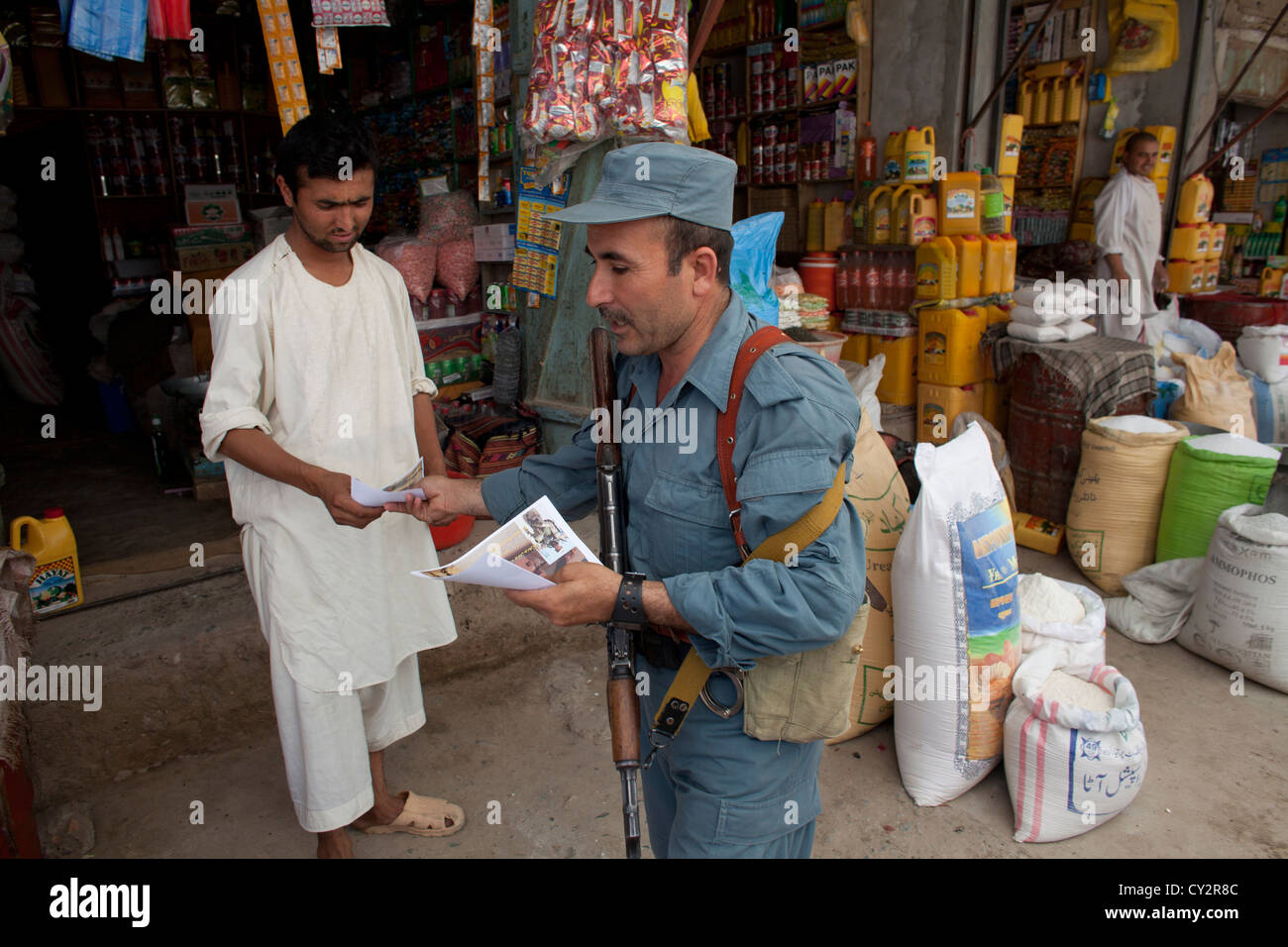 Les agents de la Police nationale afghane en patrouille à pied, Kunduz Khanabad. Militaires néerlandais sont les superviser. Banque D'Images