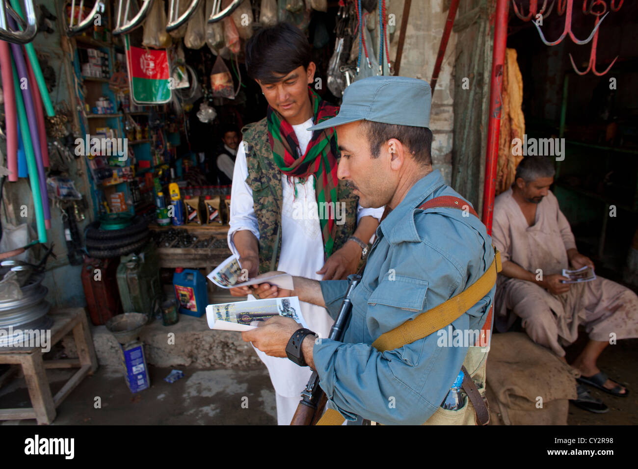 Les agents de la Police nationale afghane en patrouille à pied, Kunduz Khanabad. Militaires néerlandais sont les superviser. Banque D'Images