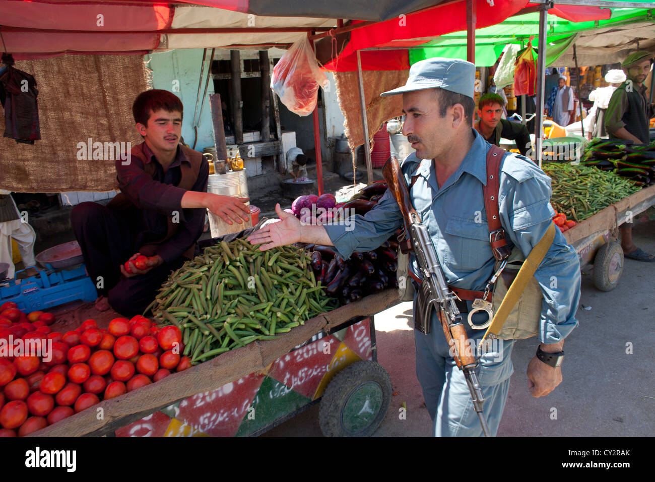 Les agents de la Police nationale afghane en patrouille à pied, Kunduz Khanabad. Militaires néerlandais sont les superviser. Banque D'Images