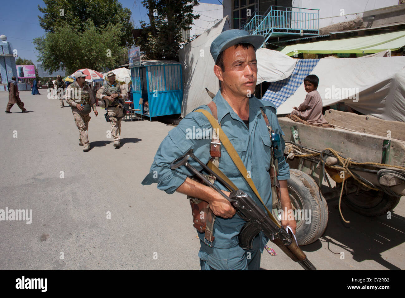Dutch mentors de la police patrouille à pied avec des policiers afghans à Kunduz Banque D'Images