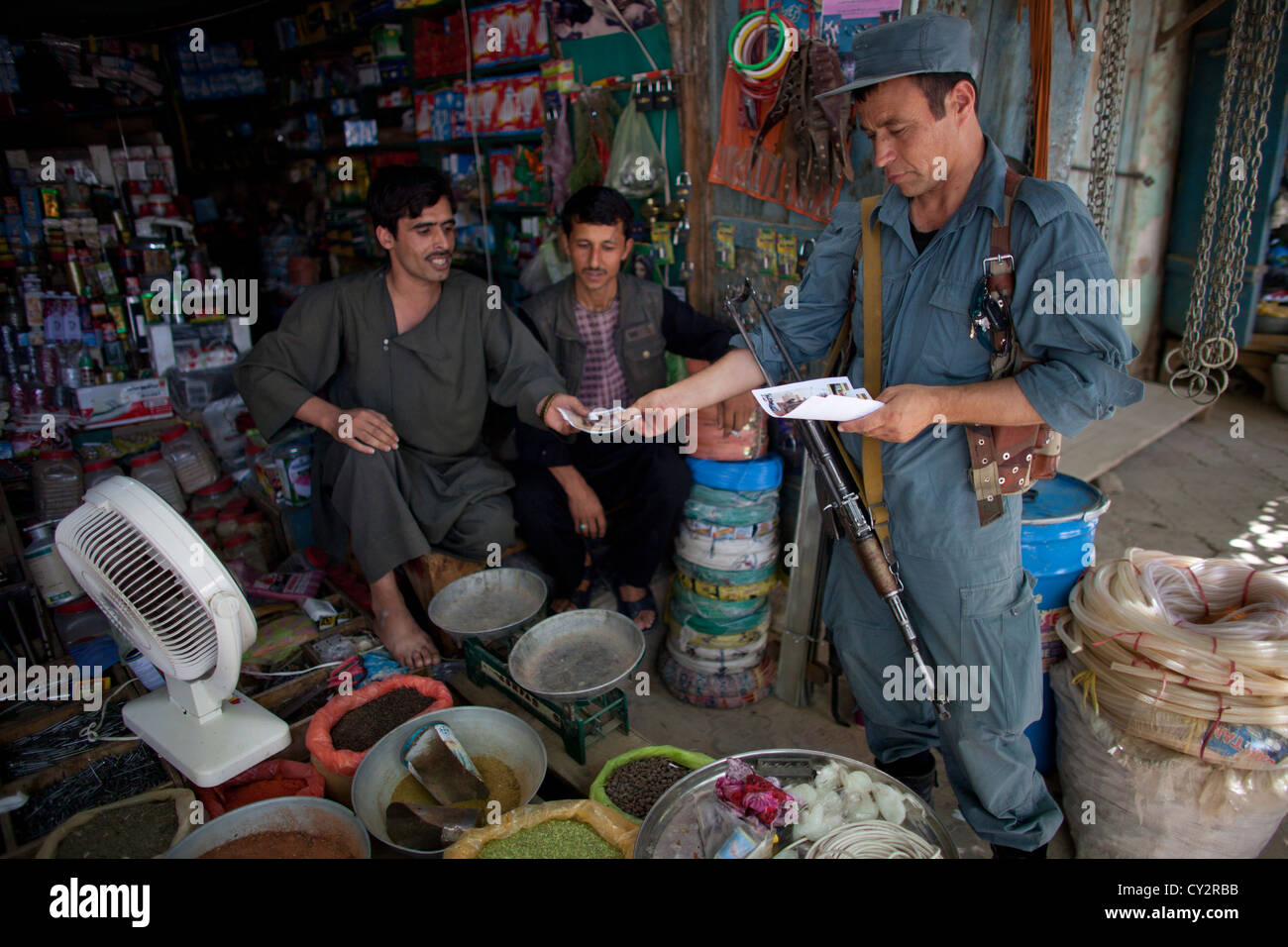 Les agents de la Police nationale afghane en patrouille à pied, Kunduz Khanabad. Militaires néerlandais sont les superviser. Banque D'Images