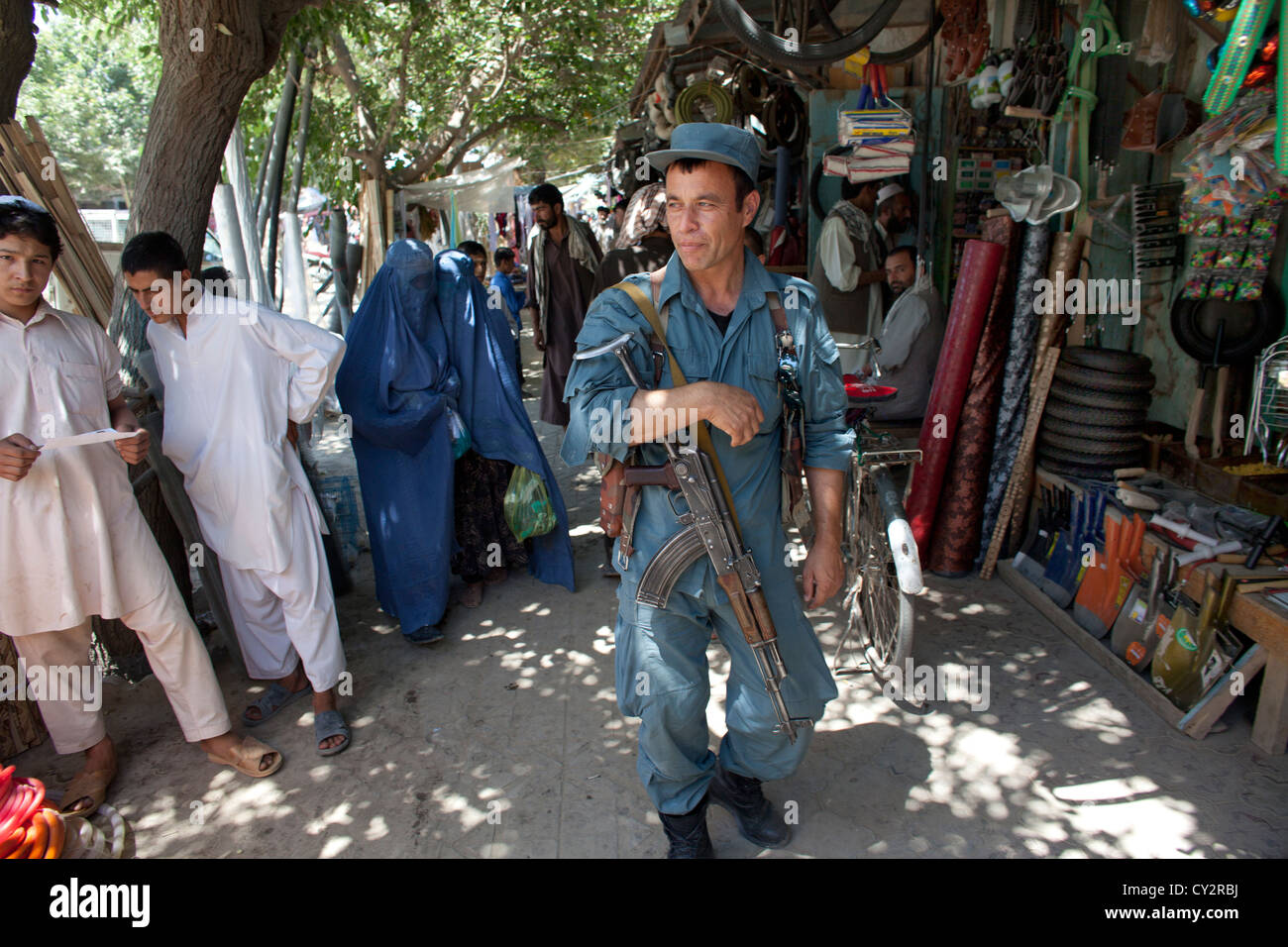 Les agents de la Police nationale afghane en patrouille à pied, Kunduz Khanabad. Militaires néerlandais sont les superviser. Banque D'Images